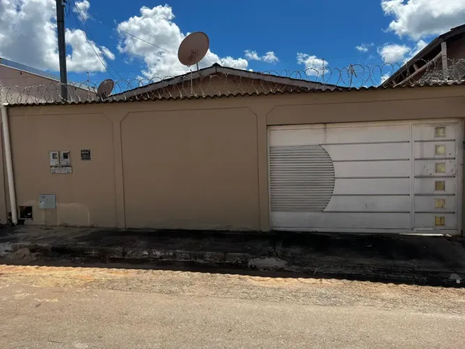 Aluga-se casa 3 quartos sendo 1 suíte