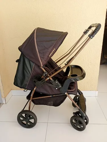 Carrinho de bebê preto