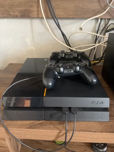PS4 excelente 2 controles +2 jogos