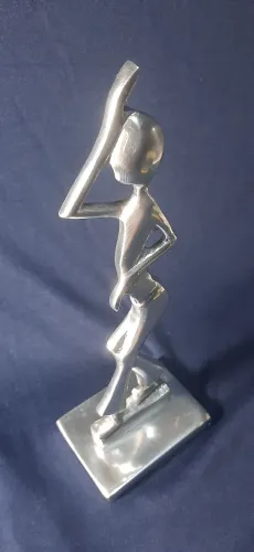 Artesanato luxo escultura homem jogando capoeira em aluminio
