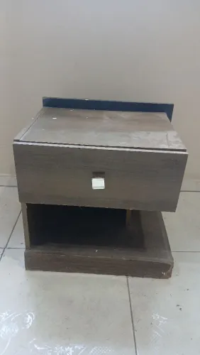 Criado Mudo / mesa de cabeceira de madeira com uma gaveta