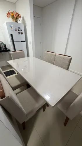 Mesa de jantar e seis cadeiras