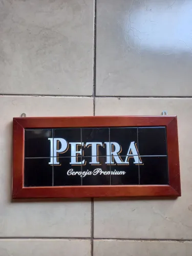 Placa pedra em ladrilho 