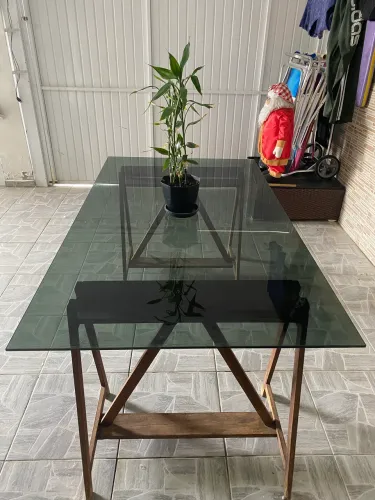 Mesa tampo de vidro e cavalete 