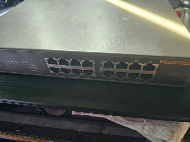 Switch D-Link DES-1016D - 16 Portas Fast Ethernet 10/100 Mbps
