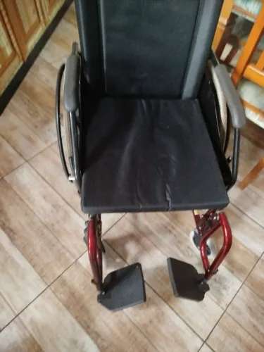 Vendo Cadeira de Rodas totalmente nova.