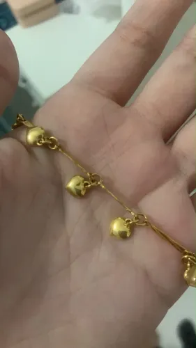 Pulseira dourada de corações