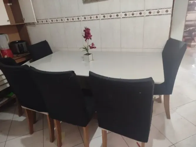 Mesa de jantar grande com 6 cadeiras