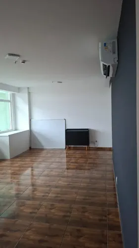Rutileia Imóveis aluga excelente sala comercial no Ed. Hellix, Itaboraí RJ.