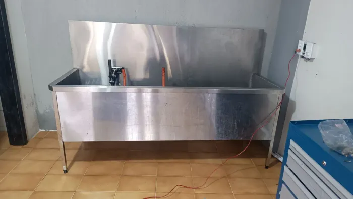 Tanque inox 1,8 m de largura 50 de profundidade.