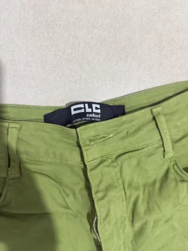 Short Jeans Colcci, na cor verde musgo, utilizado apenas uma vez