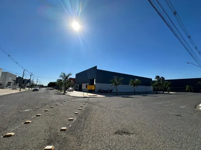 BARRACÃO DE 1.000 m2 NO CONDOMINIO JEQUITBA