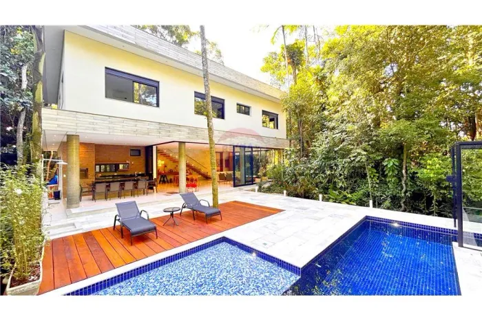 Casa à venda - 5 Dormitórios - Condomínio Iporanga - Guarujá - SP