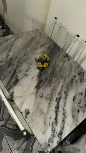 Mesa de granito com 4 cadeiras