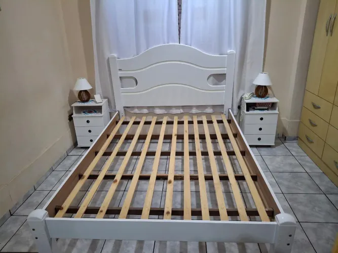Cama de Casal  padrão branca semi nova , super reforçada.
