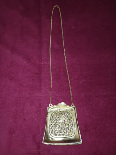Bolsa feminina vintage em metal dourado pequena 