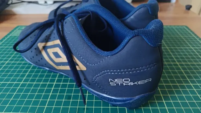 Chuteira Society Umbro Neo Striker