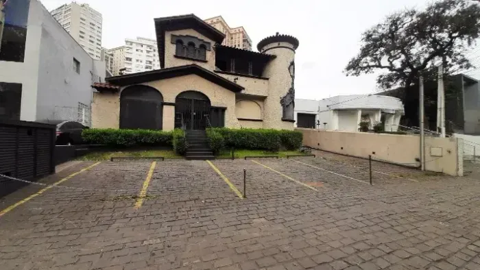 Sobrado para aluguel possui 476 metros quadrados com 4 quartos em Pacaembu - São Paulo - S