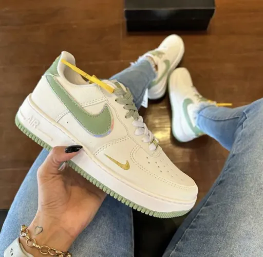 Tênis Nike Airforce branco com detalhes verde 