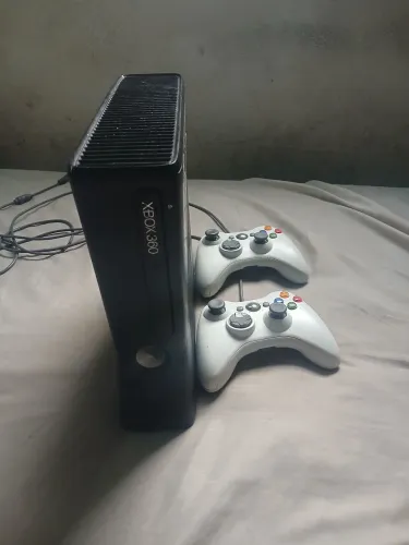 Xbox 360 2 controle com Fifa 19 e call off dury