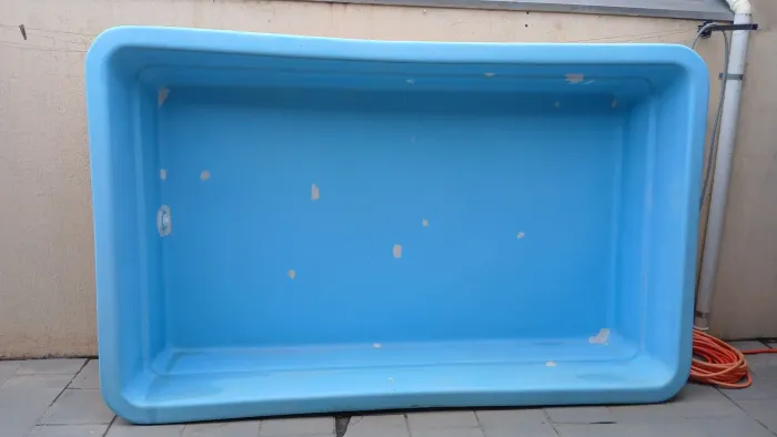 Vendo essa piscina acho que é 4 mil litros ou 3 mil litros valor 700 reais 