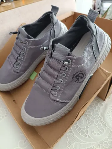 Tênis unissex calça 40.