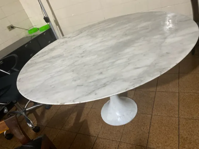 Mesa Sarien com 4 poltronas giratórias k