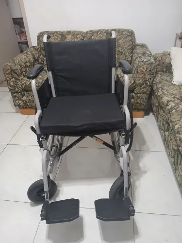 Cadeira de rodas dobrável