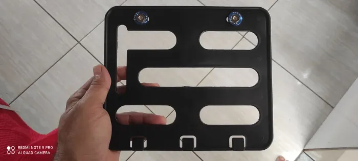 Suporte placa de moto com parafusos também tenho parafuso separado 