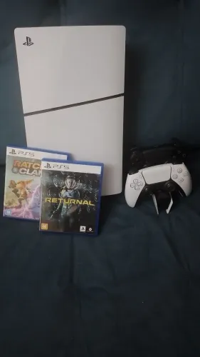 PlayStation 5 Slim. Ele possui 1 TB de SSD.