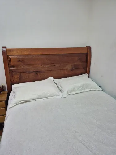 Cama de madeira de casal .