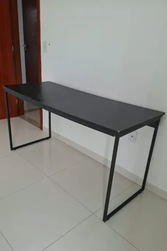 Mesa de madeira com estrutura metálica