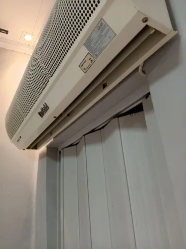 Cortina de vento, ideal para portas de vidro