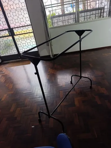 Arara Expositora de Roupas em Metal Preta com Rodízios para Loja