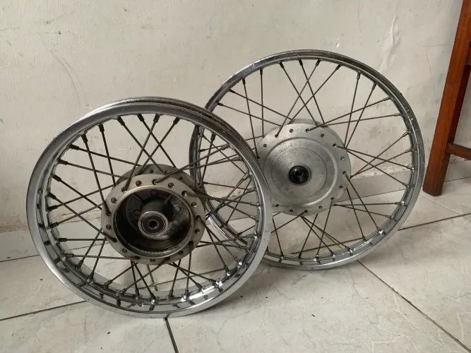 Par de roda raiada da Honda