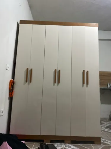 Vendo guarda roupa novo, sem marcas de uso, 1 mês de comprado, motivo: mudança