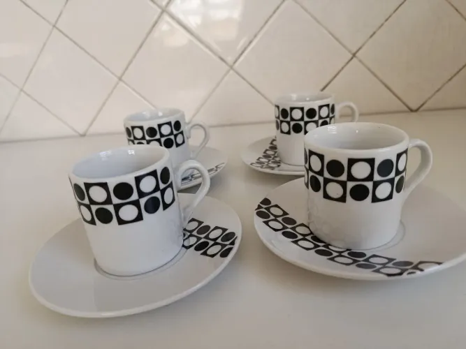Jogo com 4 xícaras de café + pires