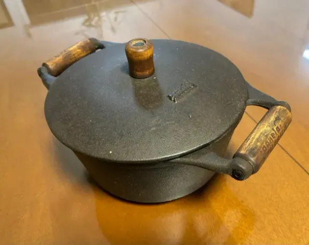 Panela de ferro fundido rústica com alças e pomel de madeira 22cm