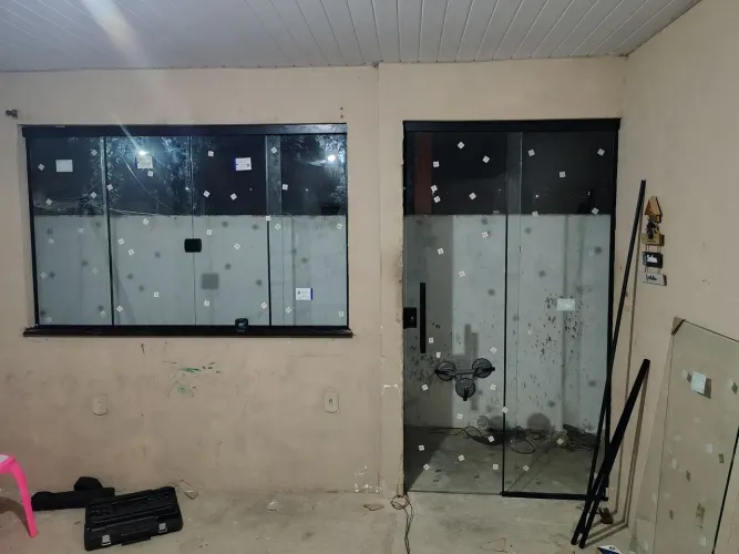 Vaga em serralheria e vidraçaria