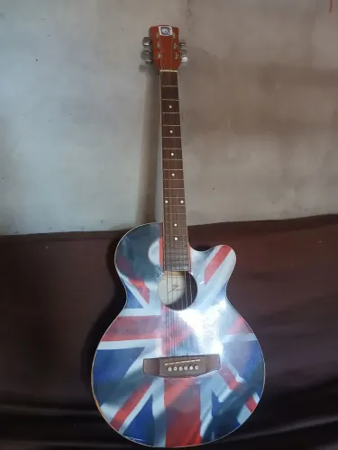 Vendo esse violão apenas por 300 reais por causa de emergência   não tem nenhum defeito  
