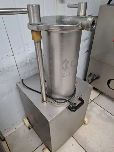 Vendo máquina de embutidos industrial