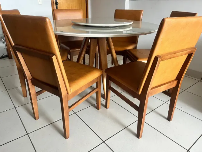 Mesa nova com cadeiras de madeira 