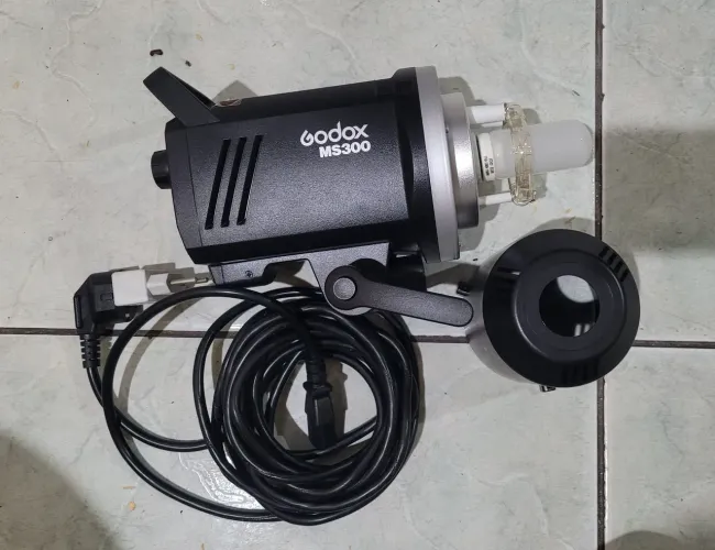 Vendo Tocha Godox MS300 para Estúdio com receptor Rádio Embutido. Muito Novo.