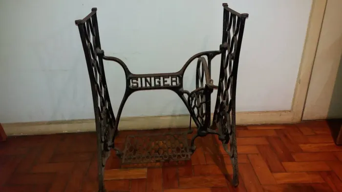 Pé de Mesa de Costura Singer Antiguidade Forte!