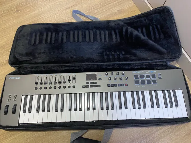 Controlador MIDI Nektar Impact LX61+