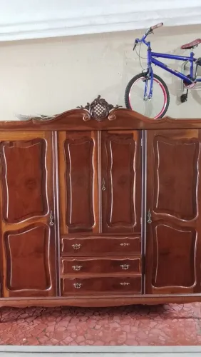 Guarda roupa antigo 