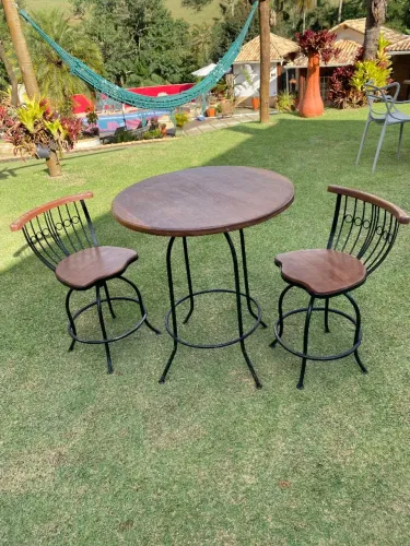 Mesa bistrô de madeira com duas cadeiras 