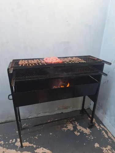 Churrasqueira grande para espetinhos tem 1 metro na chapa 16
