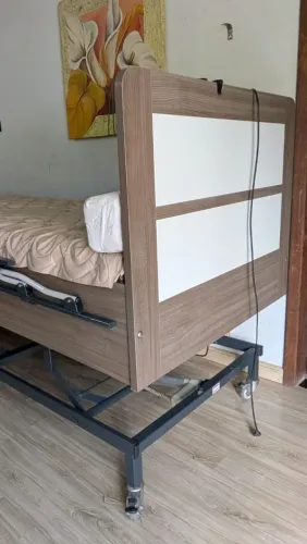 Cama elétrica hospitalar com controle
