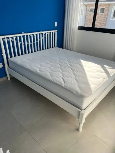 Cama Queen Tok&Stok Skand branca com colchão